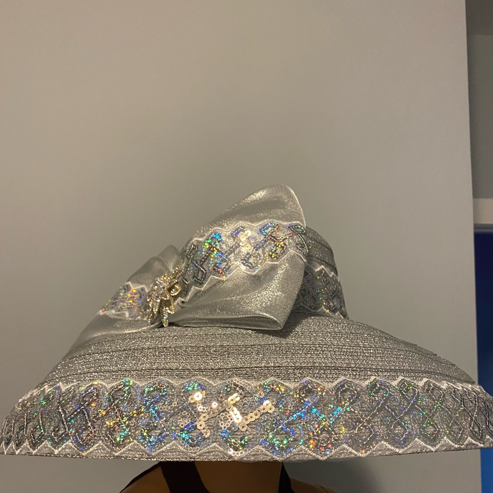Elegant Silver Sequin Wide-Brim Derby fascinator Church  Hat with Bow and Brooch - Picture 5 of 6